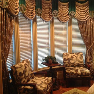 Idee per una grande camera matrimoniale etnica con pareti multicolore, pavimento in legno massello medio e nessun camino