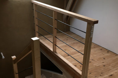 Idées déco pour un grand escalier contemporain en U avec des marches en bois, des contremarches en bois, un garde-corps en matériaux mixtes et rangements.
