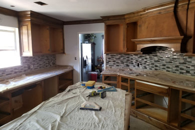 Kitchen - traditional kitchen idea in Austin