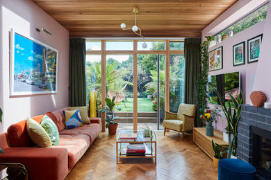Mittelgroßes Wohnzimmer mit Kaminumrandung aus Backstein, TV-Wand und Holzdecke in London