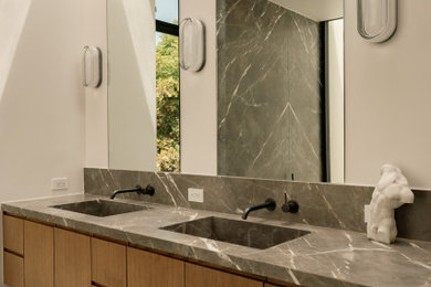 Example of a minimalist bathroom design in Los Angeles