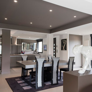 リヨンのコンテンポラリースタイルのLDKの画像 (白い壁、ベージュの床)