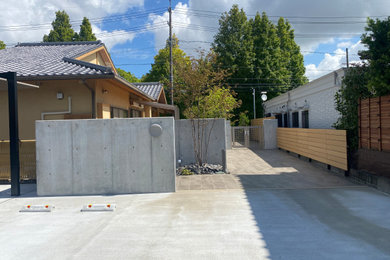 他の地域にある高級な中くらいな、冬の和モダンなおしゃれな玄関アプローチ (擁壁、日向、天然石敷き、樹脂フェンス) の写真