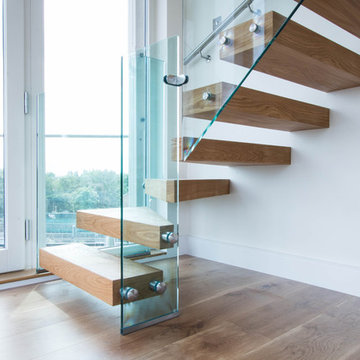 An oak treads floating staircase that offers a luminous look