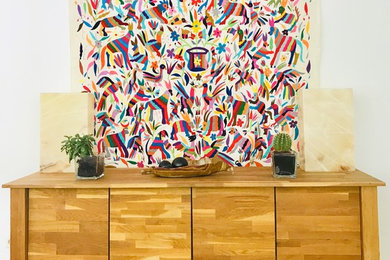 Imagen de salón minimalista con paredes multicolor
