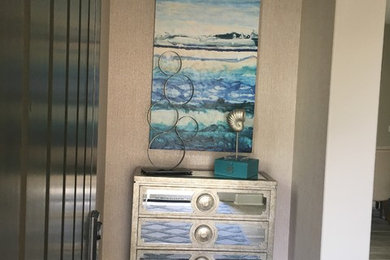 Example of a transitional entryway design in Orange County