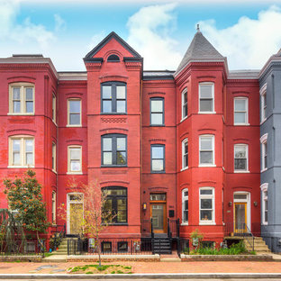 Drei- oder mehrstöckiges, Rotes, Mittelgroßes Klassisches Reihenhaus mit Backsteinfassade, Satteldach und Schindeldach in Washington, D.C.