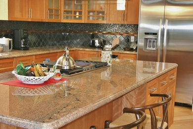 Example of a minimalist kitchen design in San Francisco