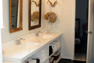 Example of a mountain style home design design in Houston