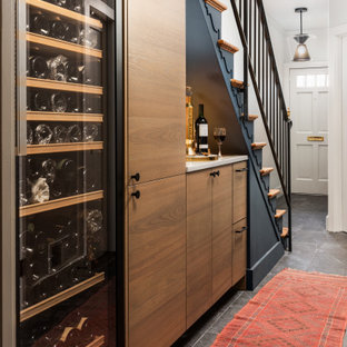Foto de escalera madera, vintage, pequeña, con contrahuellas de madera, barandilla de metal y madera