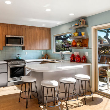 Warm Mid-Century-Modern Kitchen