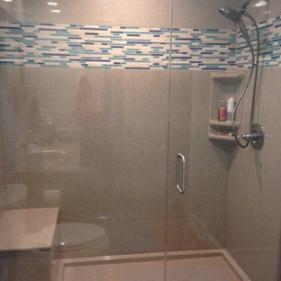 Badezimmer mit blauen Fliesen und Vinylboden Ideen, Design & Bilder