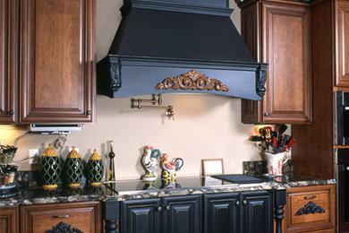 Inspiration for a traditional kitchen in Orlando.