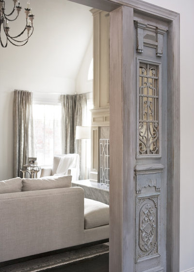 Современный Гостиная by Linda McDougald Design | Postcard from Paris Home