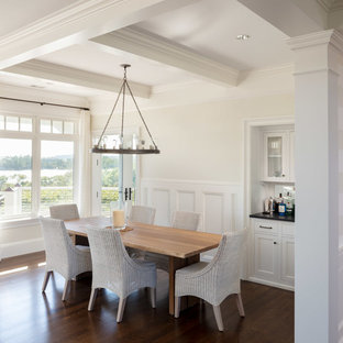 プロビデンスの中サイズのビーチスタイルのLDKの画像 (ベージュの壁、濃色無垢フローリング、暖炉なし、茶色い床)