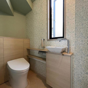 【アフター】ウイリアムモリスの明るく柔らかい印象の壁紙を貼った1階トイレ。収納付きトイレレストパルを設置してお掃除しやすくなり、収納もたっぷりとれます。
