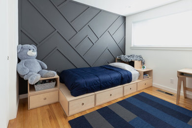 Idéer för ett litet modernt sovrum, med grå väggar och mellanmörkt trägolv