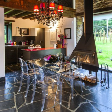 Decoración de una casa en el campo con mucho arte