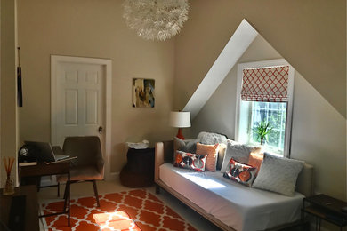 ワシントンD.C.にある小さなモダンスタイルのおしゃれなロフト寝室 (グレーの壁、カーペット敷き、三角天井) のレイアウト