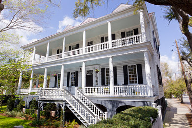 Example of an exterior home design in Charleston