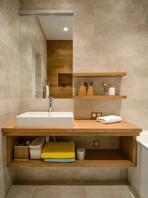 Bathroom Design Ideas, Remodels & Photos with an Alcove Tub