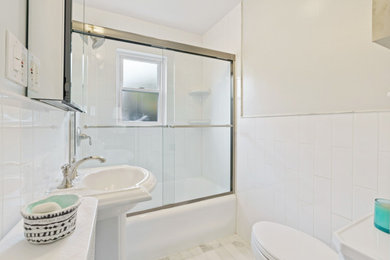 Bathroom - mid-sized bathroom idea in New York