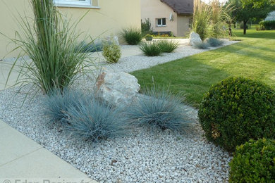 Inspiration for a mid-sized contemporary front yard full sun garden in Strasbourg with a garden path and gravel.