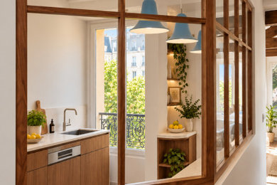 Cette image montre une maison minimaliste de taille moyenne.