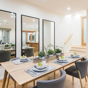 キャンベラの広い北欧風 LDKの画像 (白い壁、淡色無垢フローリング、暖炉なし)