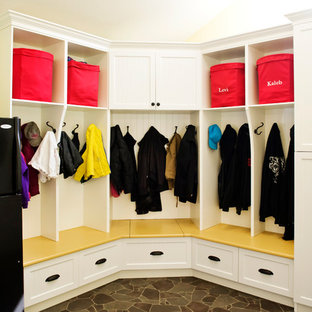 Idéer för att renovera ett litet eklektiskt kapprum, med gula väggar