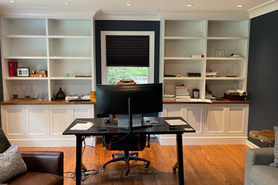 Ejemplo de despacho clásico de tamaño medio con escritorio empotrado