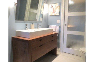 Example of a trendy bathroom design in Ottawa
