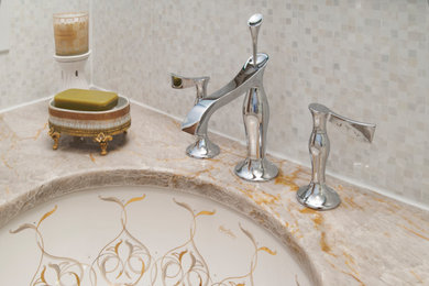 Diseño de cuarto de baño contemporáneo con paredes grises, lavabo bajoencimera, encimera de granito y encimeras beige