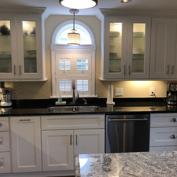 Chic Transitional Kitchen