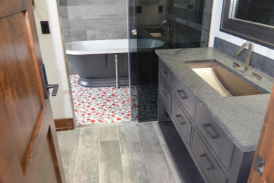 Wet room - rustic wet room idea in Columbus