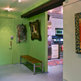 Bild på en eklektisk entré, med gröna väggar och målat trägolv