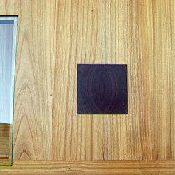 Table basse vitr&eacute;e en merisier et noyer - Coffee Tables