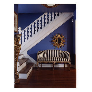 Inspiration för eklektiska foajéer, med lila väggar och mörkt trägolv