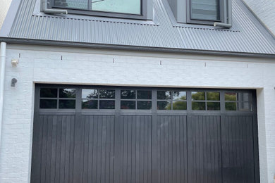 ニューカッスルにある中くらいなコンテンポラリースタイルのおしゃれなガレージ (2台用) の写真