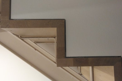 Gerade, Mittelgroße Moderne Holztreppe mit Holz-Setzstufen und Stahlgeländer in Frankfurt am Main