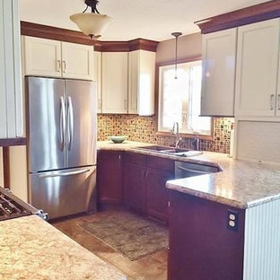 Cette image montre une grande arrière-cuisine linéaire traditionnelle avec un évier posé, un placard avec porte à panneau encastré, des portes de placard en bois brun, un plan de travail en granite, une crédence multicolore, une crédence en mosaïque, un électroménager en acier inoxydable, un sol en carrelage de céramique et une péninsule.