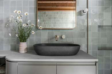 Foto de cuarto de baño principal y flotante rústico pequeño con ducha esquinera, baldosas y/o azulejos verdes, baldosas y/o azulejos de porcelana, encimera de cuarzo compacto, ducha abierta, encimeras grises y vigas vistas