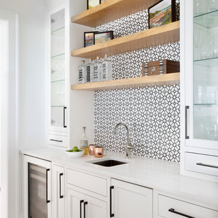 チャールストンのコンテンポラリースタイルのおしゃれなホームバー (ガラス扉のキャビネット) の写真