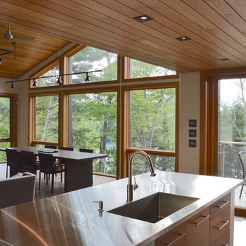 Four Season Cottage near Haliburton