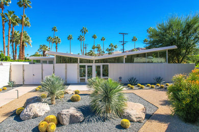 Inspiration for a mid-century modern landscaping in Other.