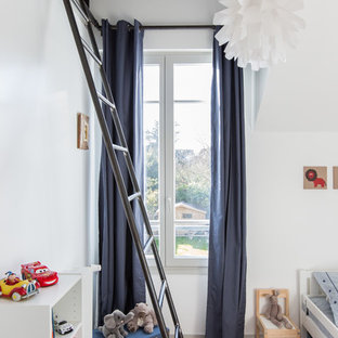 Réalisation d'une petite chambre neutre de 1 à 3 ans design avec un mur blanc et un sol en bois clair.