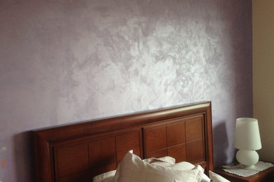 Diseño de dormitorio minimalista con paredes púrpuras