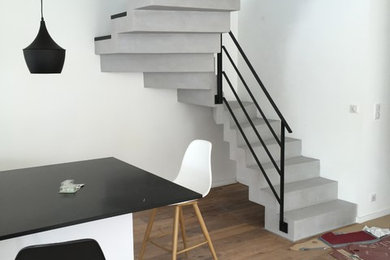 escalier balancé à crémaillère en béton ciré gris souris avec garde corps noir
