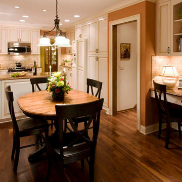 Traditional Ivory Raised Panel Kitchen Cabinets with Crown Molding