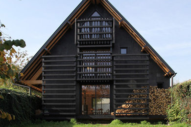 Cette image montre une façade de maison design.